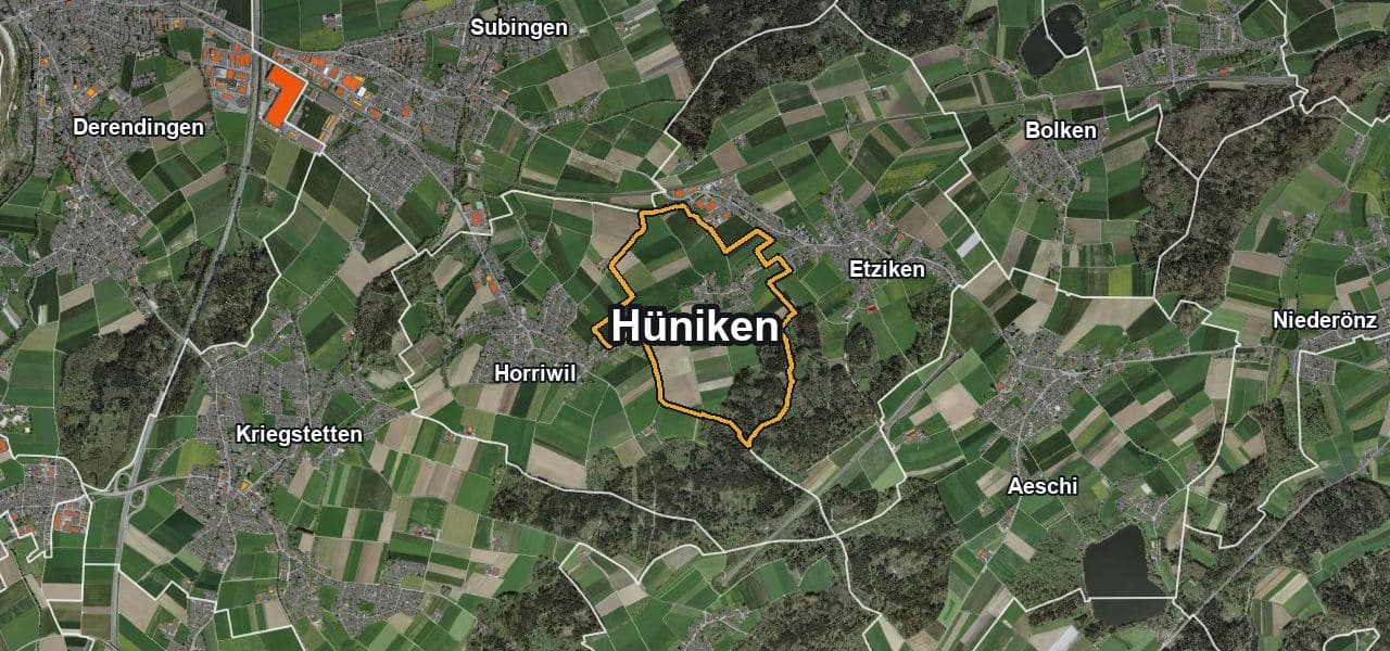 Luftbild von Hüniken mit Gemeindegrenze, Nachbargemeinden und Solareignung der Dächer