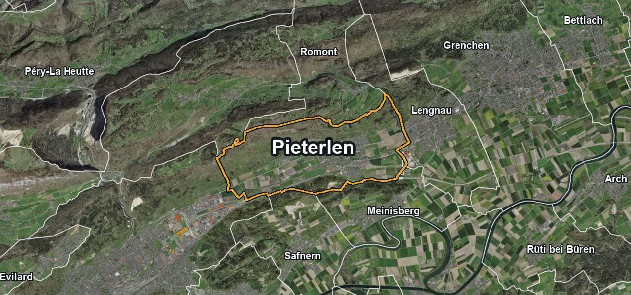 Luftbild von Pieterlen mit Gemeindegrenze, Nachbargemeinden und Solareignung der Dächer
