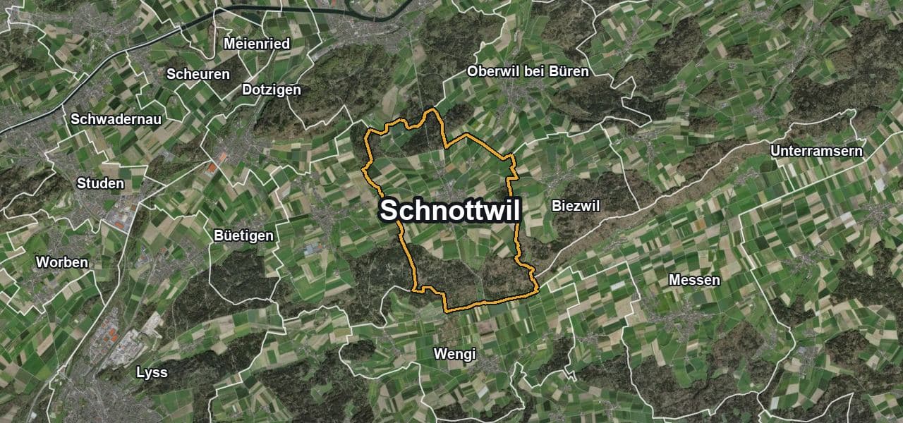 Luftbild von Schnottwil mit Gemeindegrenze, Nachbargemeinden und Solareignung der Dächer