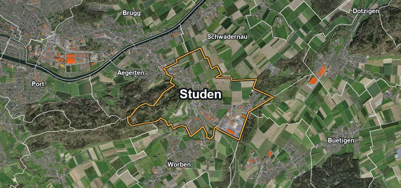 Luftbild von Studen mit Gemeindegrenze, Nachbargemeinden und Solareignung der Dächer