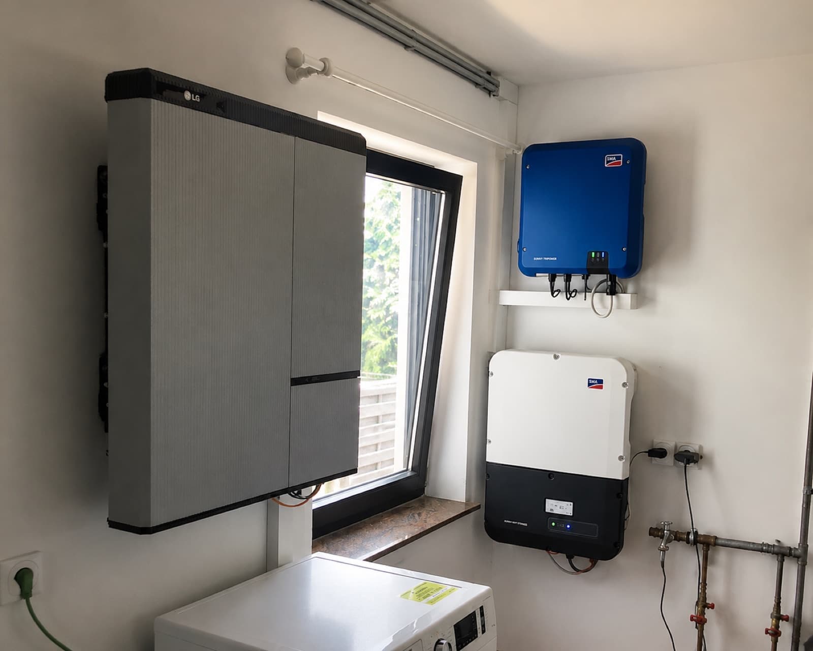 Installierter Batteriespeicher mit Wechselrichtern im Technikraum